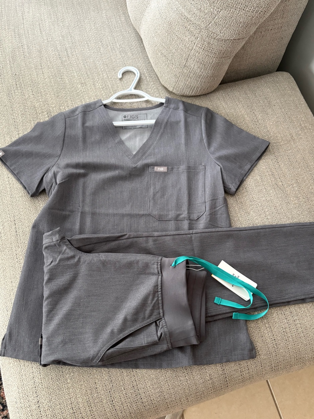 Figs Women's Charcoal Grey Scrub Top & Leggings Set